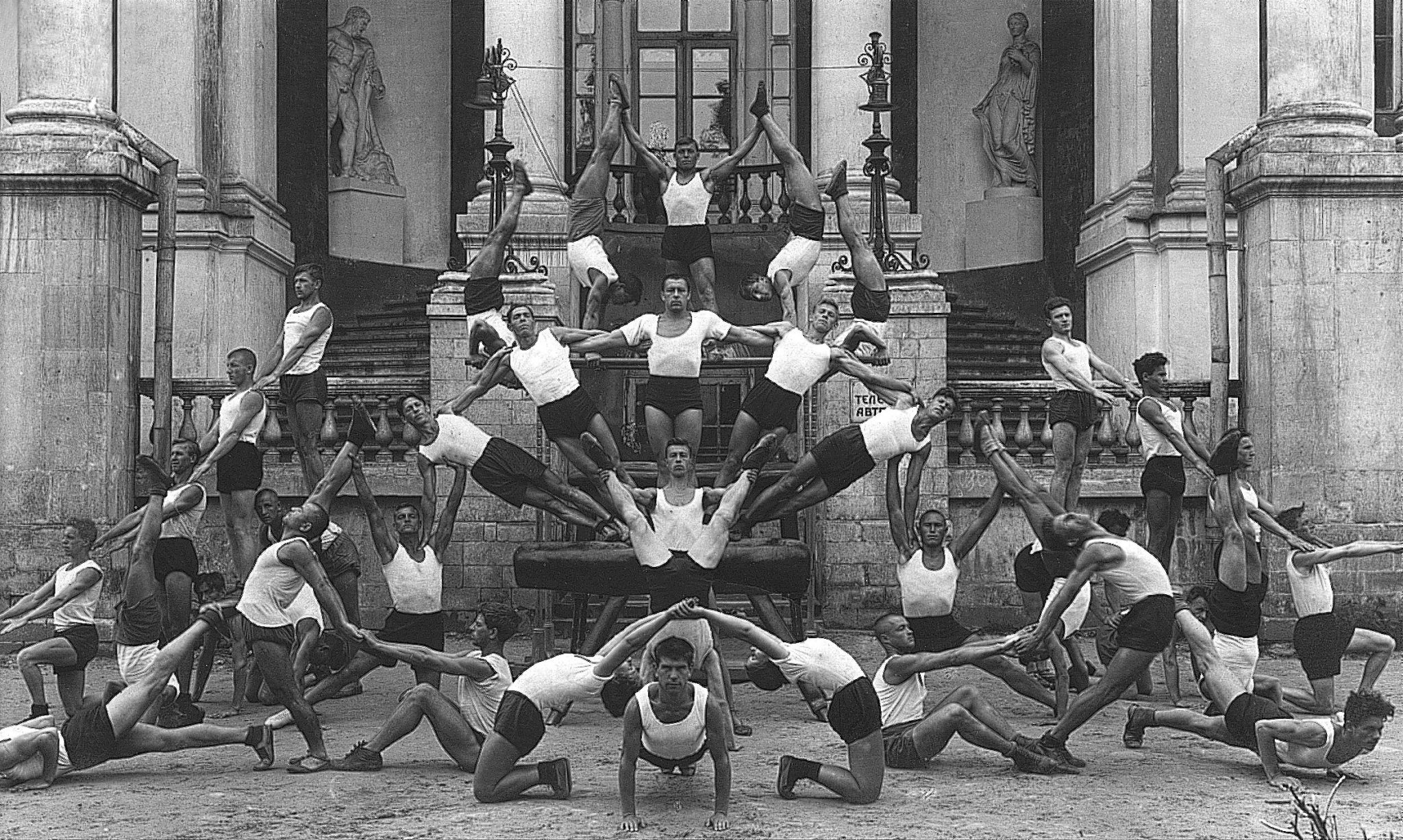 В начале 1928 года. Пирамиды физкультурников в СССР. Гимнастические пирамиды 1920е Сталин. Сокольская гимнастика 1889 в Париже. Институт физической культуры Москва 1920-е годы.